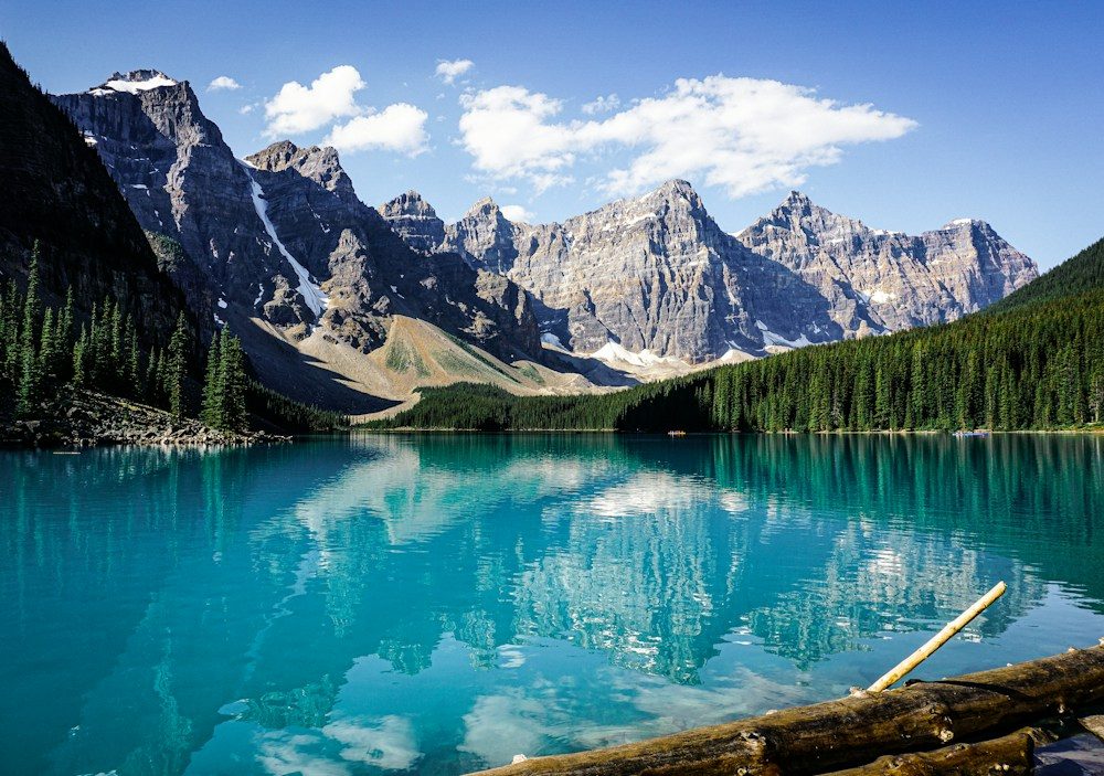 Hồ nước và dãy núi tại Canada